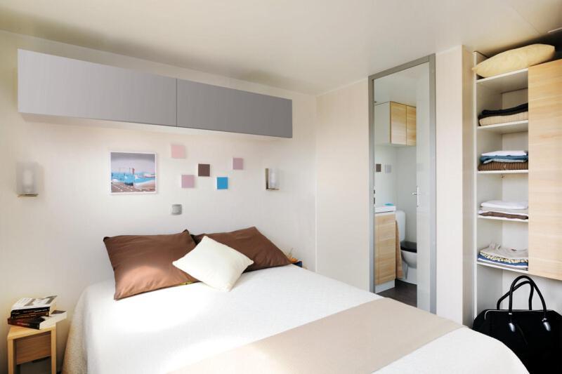 Camping De La Cote Des Legendes Brignogan-Plages Room photo